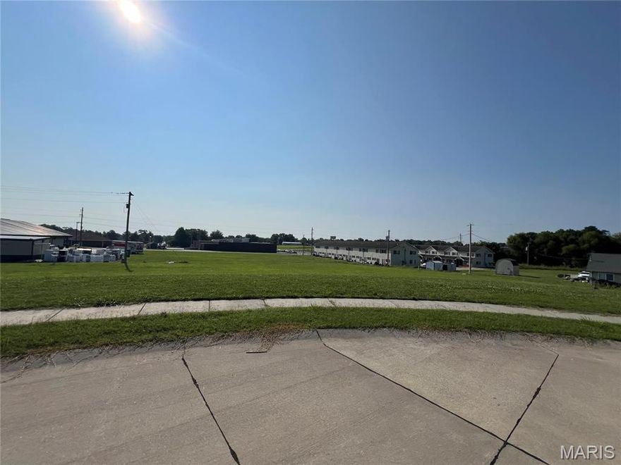 (Lot 10)One of Perryville's newest subdivisions. Building lot for a possible walk out basement on the cul de sac. New streets and sidewalks along with streetlights are huge pluses. City utilities are available and ready to connect to. This ideal location offers easy access to I55 and Hwy 51.