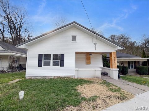 Photo of 1509 Fulton Avenue, Hannibal, MO 63401 (MLS # 26018619)