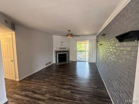 Tiny photo for 1943 Greenpoint Drive #302, Kirkwood, MO 63122 (MLS # 26040287)