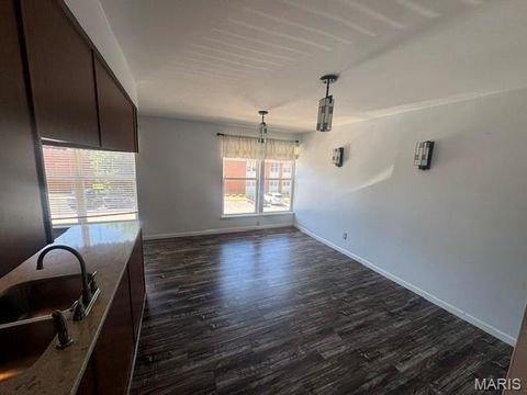 Tiny photo for 1943 Greenpoint Drive #302, Kirkwood, MO 63122 (MLS # 26040287)