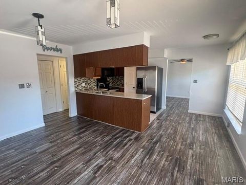 Tiny photo for 1943 Greenpoint Drive #302, Kirkwood, MO 63122 (MLS # 26040287)
