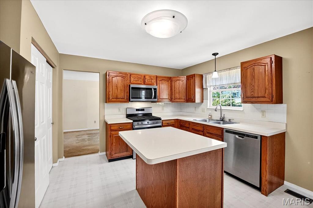 St Louis, Missouri 63123, United States, 4 Bedrooms Bedrooms, ,3 BathroomsBathrooms,Residential,Active,232660