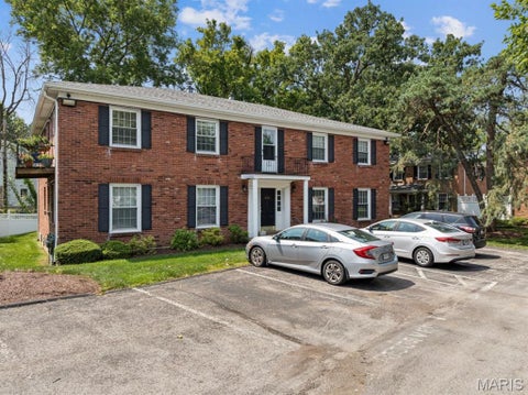 Photo of 624 Candleberry Court #B, Kirkwood, MO 63122 (MLS # 26051473)