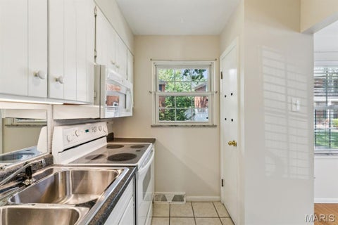 Tiny photo for 624 Candleberry Court #B, Kirkwood, MO 63122 (MLS # 26051473)