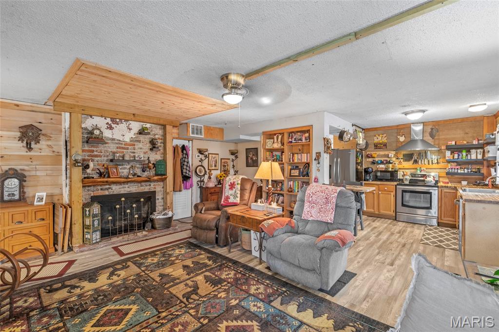 Lake Adelle 01 - Residential