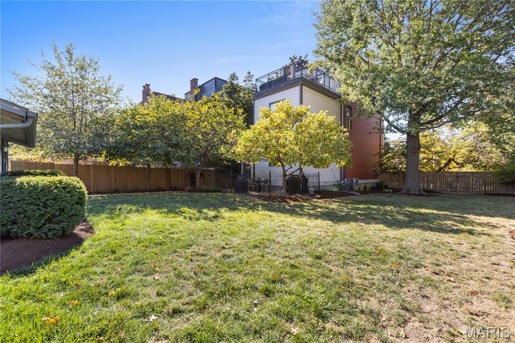 Lafayette Square - Benton Place - Residential