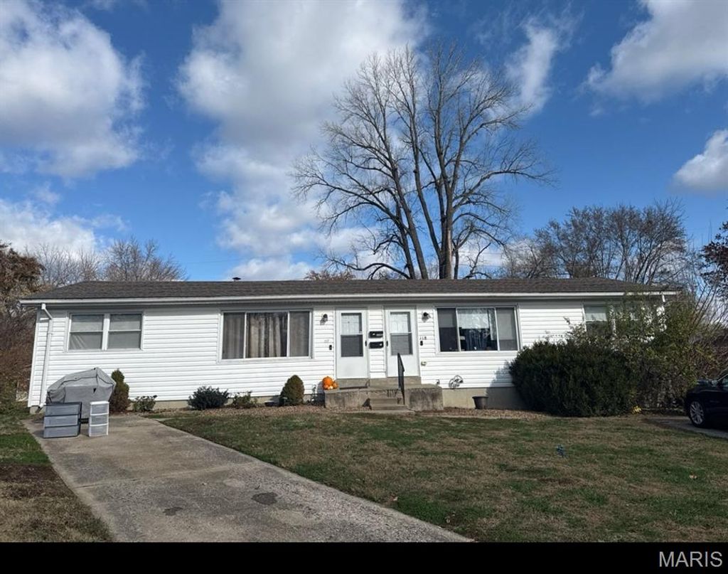 Photo of 117 Woodlawn Court, St Charles, MO 63301 (MLS # 25079209)