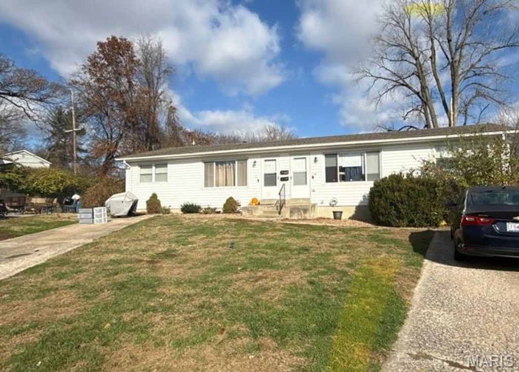 Photo of 117 Woodlawn Court, St Charles, MO 63301 (MLS # 25079209)