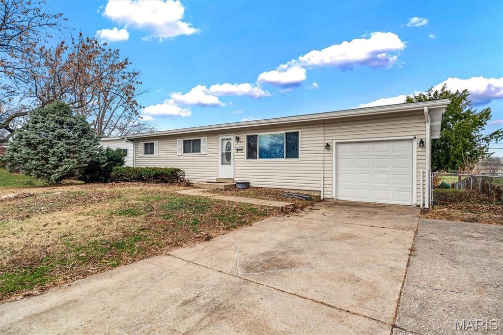 Photo of 2145 Flamingo Drive, Florissant, MO 63031 (MLS # 25079096)