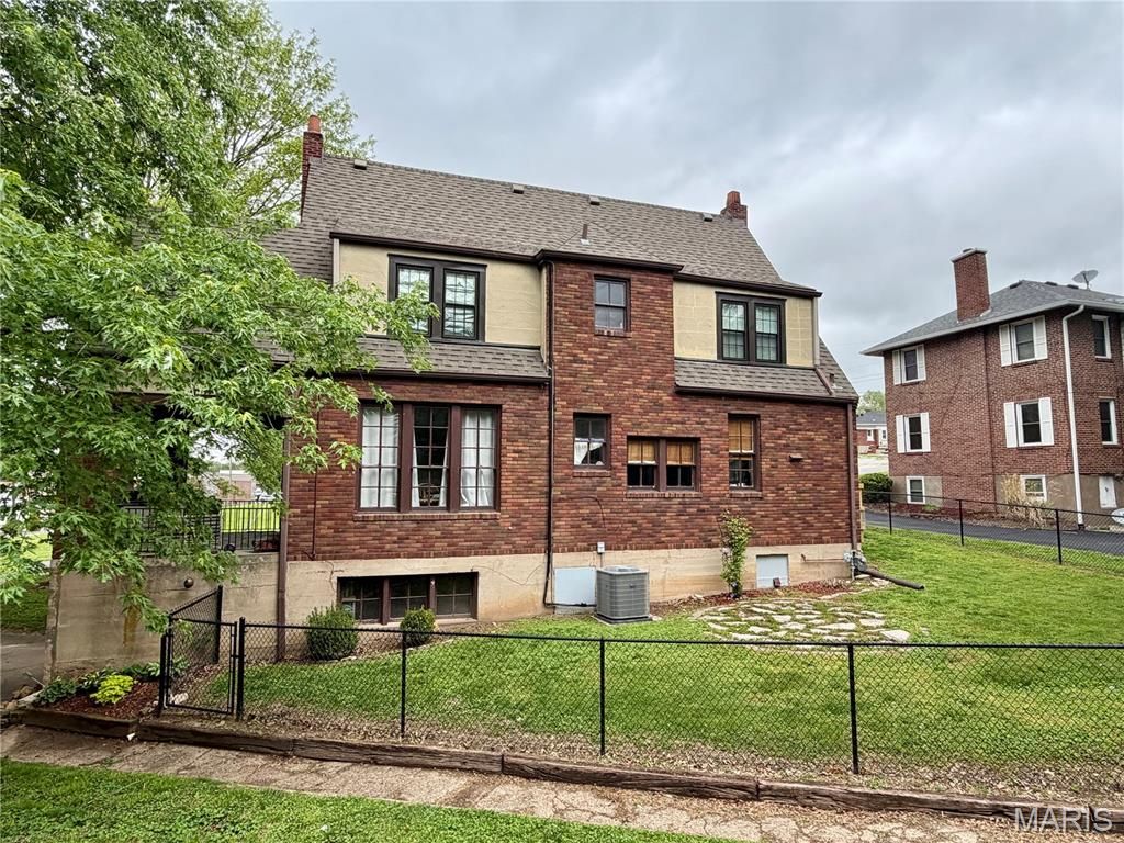 Photo of 110 Shepherd Place, Hannibal, MO 63401 (MLS # 26026915)