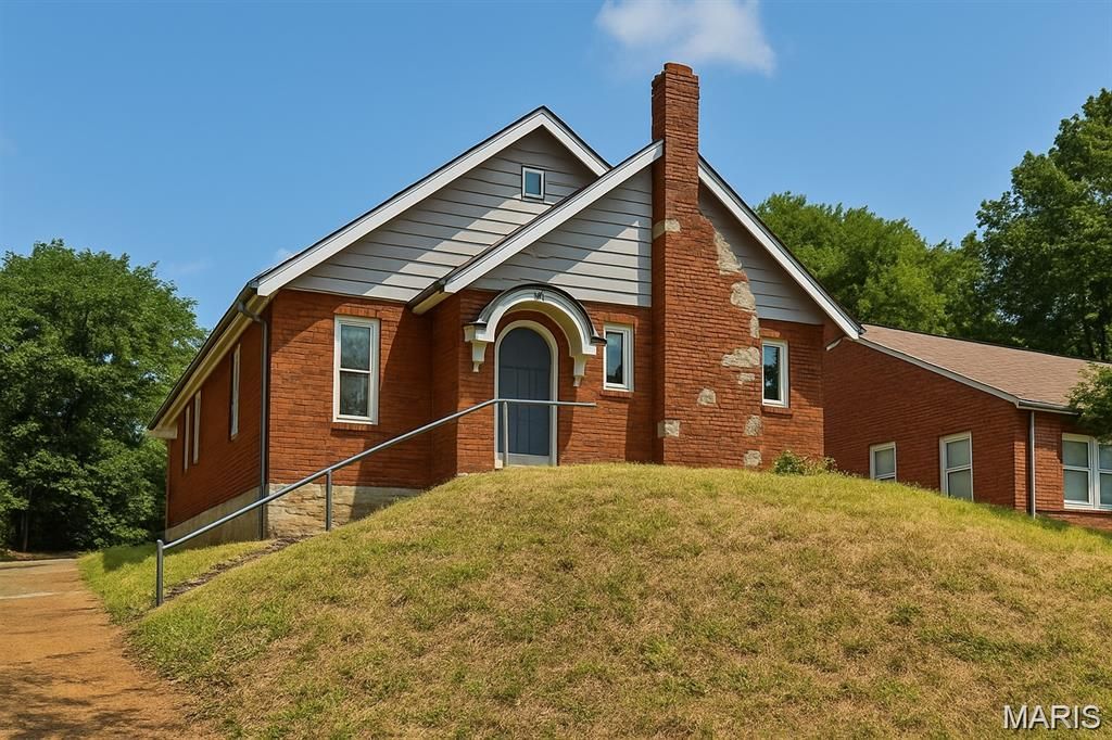 Photo of 8033 Washington Street, St Louis, MO 63114 (MLS # 25080140)