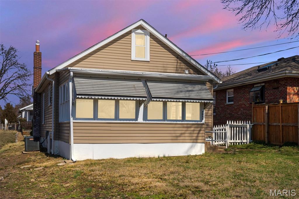 7048 Lansdowne Avenue