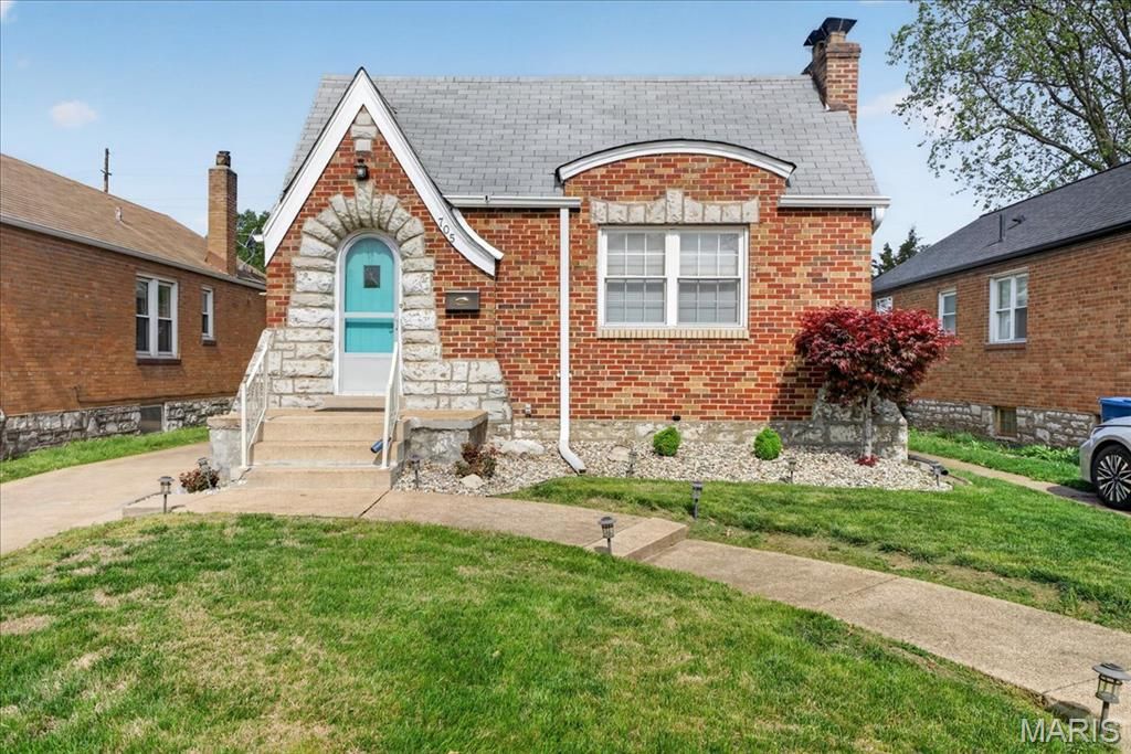 Photo of 705 Bellavilla Drive, Bella Villa, MO 63125 (MLS # 26022927)