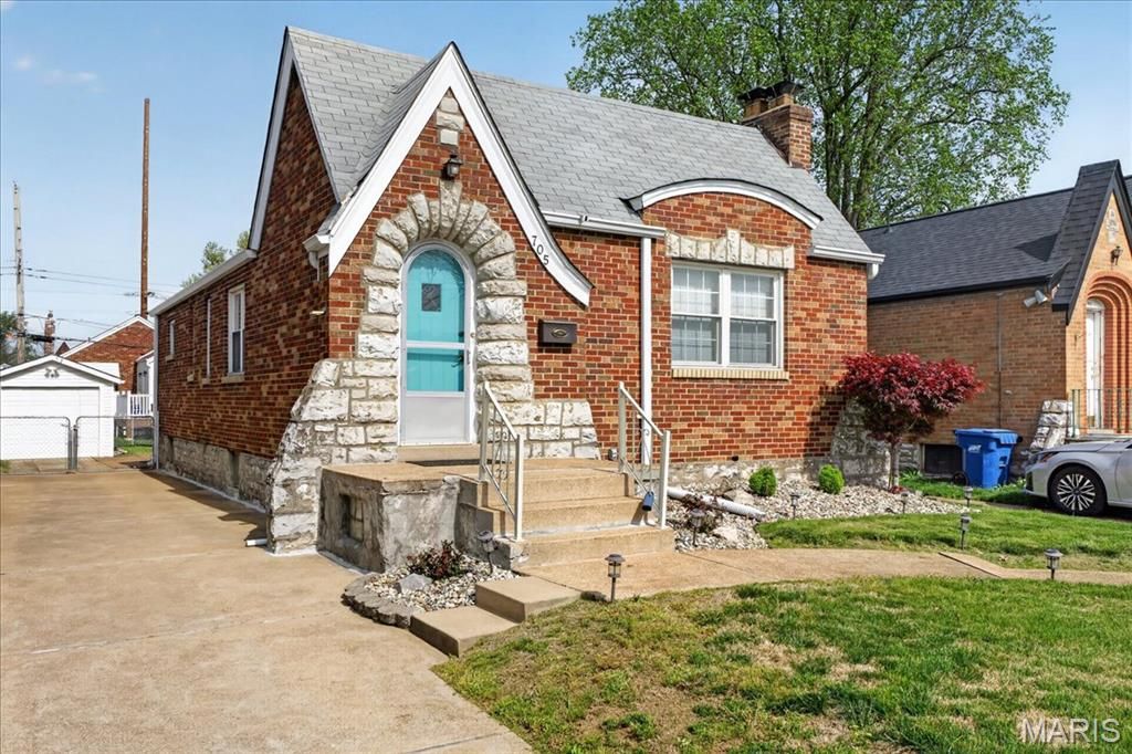 Photo of 705 Bellavilla Drive, Bella Villa, MO 63125 (MLS # 26022927)