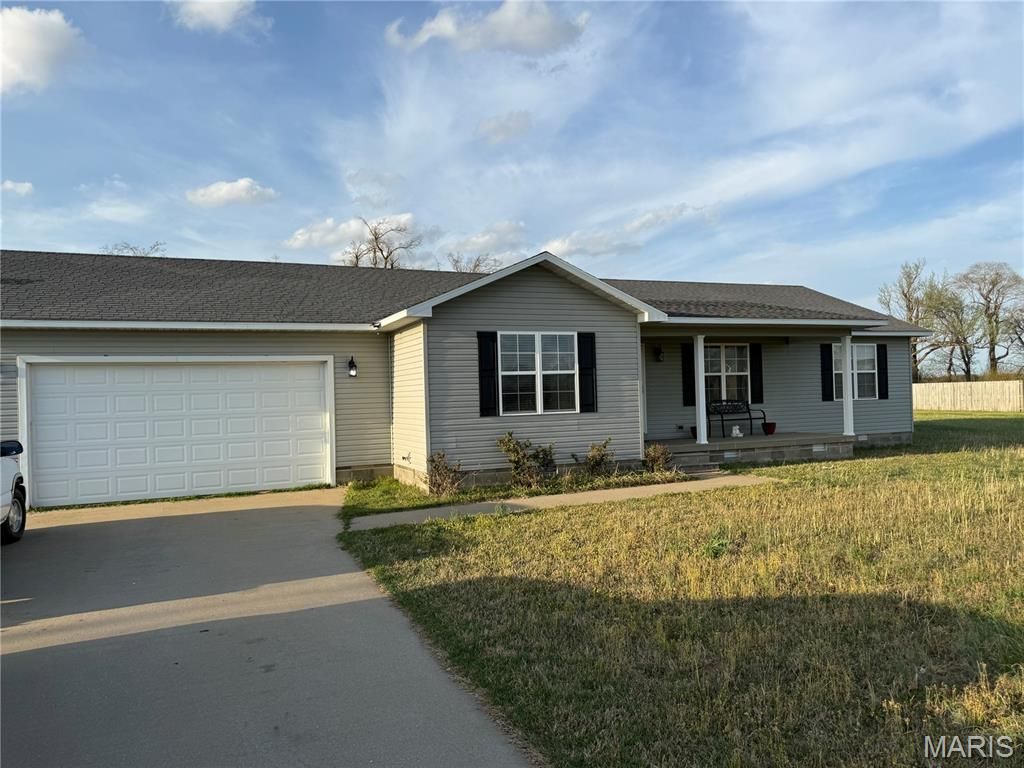 Photo of 118 HEARTLAND Drive, Charleston, MO 63834 (MLS # 26020405)
