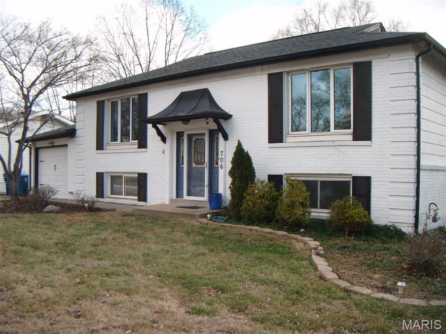 Beautiful Split level home nestled on La Bonne Parkway off Carman Rd. The natural lighting is inviting. Large deck of Kitchen/breakfast room is large. Property is sold as is!