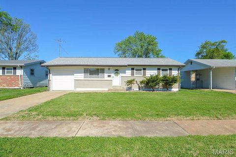 Photo of 1865 Violet Drive, Florissant, MO 63031 (MLS # 26023359)