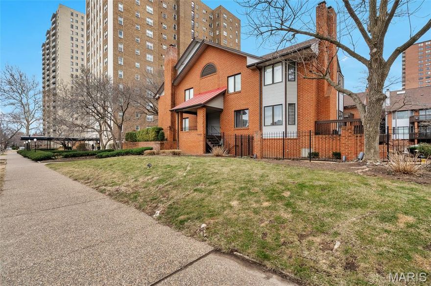 Welcome home to this gorgeous 3-bedroom, 2-bathroom townhome located at Lindell Place in the heart of the Central West End. Offering the perfect blend of style, space, and amenities, this multi-level condo delivers luxury living in one of St. Louis’ most vibrant neighborhoods.
The main level features an open floor plan filled with natural light and beautiful hardwood floors throughout. The spacious living room is truly a showstopper with its vaulted ceiling, large bay window, floor-to-ceiling fireplace, and sliding glass doors that lead to a private balcony—ideal for morning coffee or evening relaxation. The well-appointed kitchen offers ample cabinet storage, a stylish tile backsplash, and a convenient breakfast bar that opens to the dining area, making it perfect for both everyday living and entertaining.
Also on the main level, you’ll find two generously sized bedrooms, each with access to a balcony, a full bathroom, and in-unit laundry for added convenience.
Upstairs, a versatile loft space overlooks the living area and provides the perfect spot for a home office, reading nook, or additional lounge space. The sprawling primary suite offers a true retreat, complete with a walk-in closet and a modern en-suite bathroom featuring dual vanities.
Additional highlights include a brand-new roof (2025), 2 car tandem garage, storage area, and HOA amenities that cover pool access, water, sewer, and trash—providing low-maintenance living.
Don’t miss your opportunity to own this beautifully designed townhome in an unbeatable Central West End location!