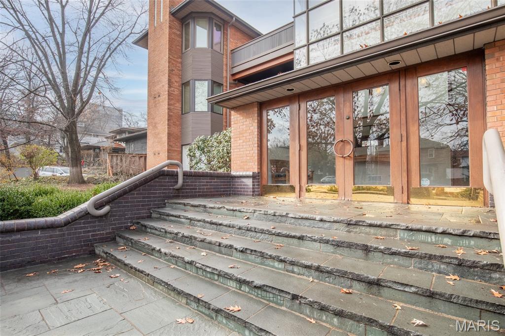 155 N Hanley Road 302