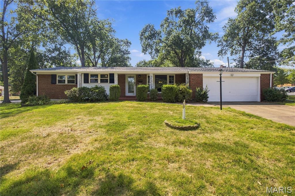 Photo of 530 Mid Meadows Lane, Kirkwood, MO 63122 (MLS # 26059412)
