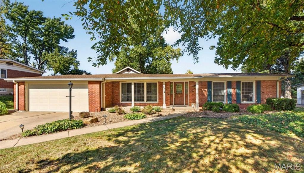 Photo of 832 Westwood Drive, Ballwin, MO 63011 (MLS # 26067376)