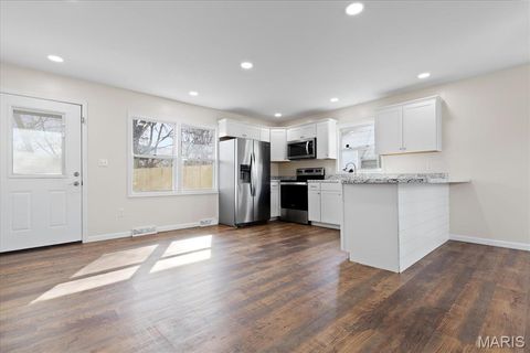 Tiny photo for 413 N 8th Street, Bowling Green, MO 63334 (MLS # 26017361)