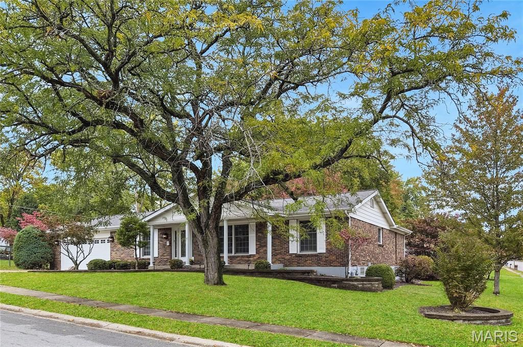 Photo of 607 N Duchesne Drive, St Charles, MO 63301 (MLS # 25072782)