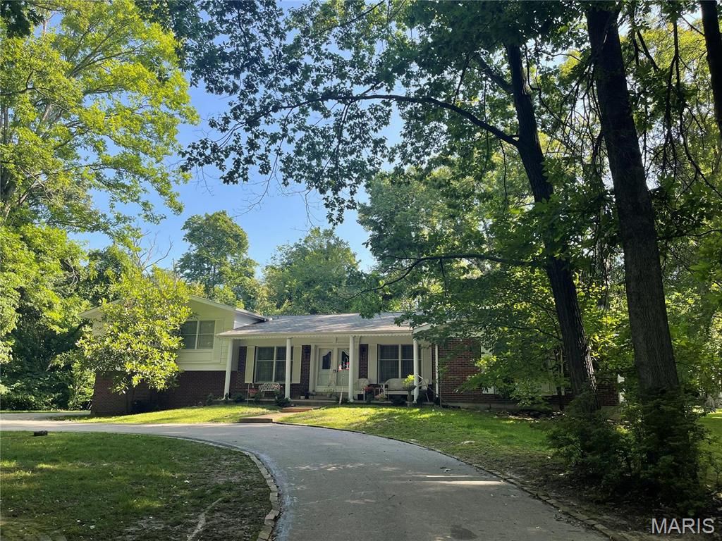 Photo of 17421 Private Valley Lane, Chesterfield, MO 63005 (MLS # 24014458)