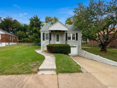 Photo of 3708 Killarney Court, St Louis, MO 63114 (MLS # 26061227)