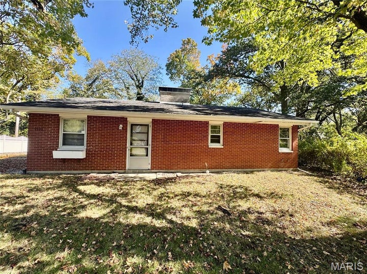 Photo 1 of 31 — 2131 Hill Crest Drive, Highland, IL 62249