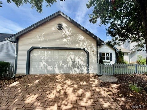 Photo of 16323 Bellingham Drive, Chesterfield, MO 63017 (MLS # 26052396)