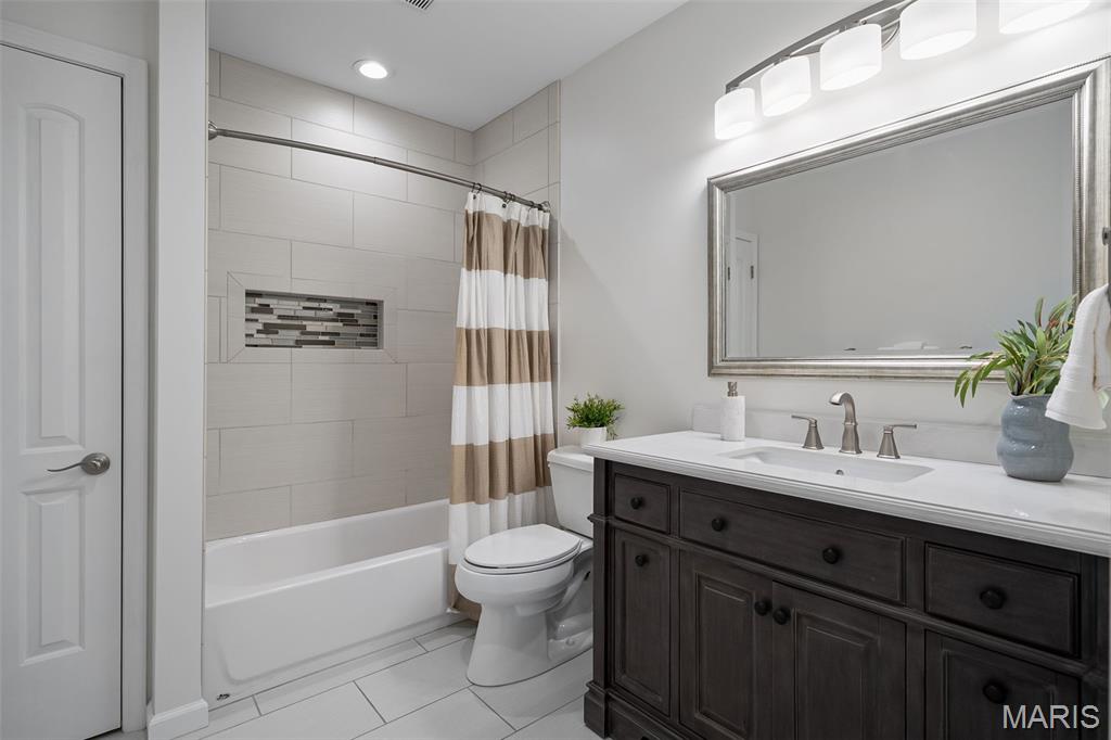 Chesterfield, Missouri 63017, United States, 5 Bedrooms Bedrooms, ,5 BathroomsBathrooms,Residential,Active,171347