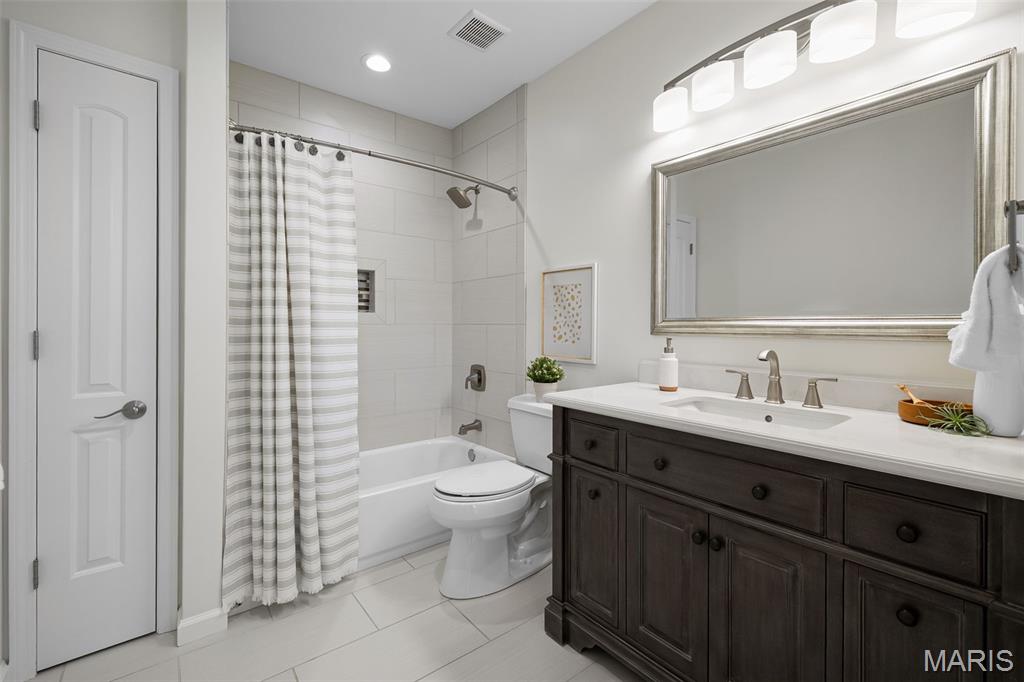 Chesterfield, Missouri 63017, United States, 5 Bedrooms Bedrooms, ,5 BathroomsBathrooms,Residential,Active,171347