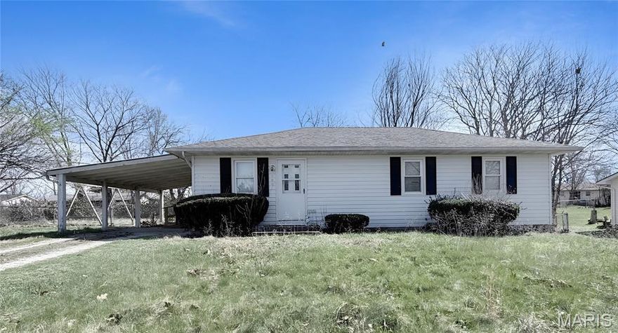 This 3 Bedrooms and 1 Bathroom home offers lots of potential.  Located in a nice neighborhood and close to city park.  This home is on a full basement for lots of storage.  Spacious and fenced backyard. Carport for off-street parking.  Schedule a showing today!!