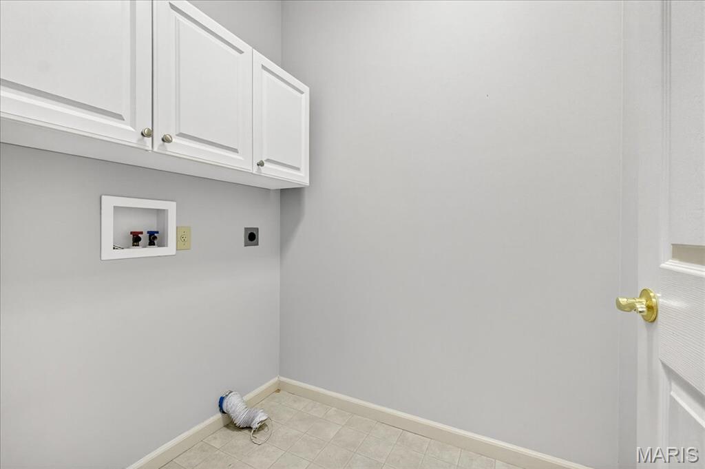 Oakville, Missouri 63129, United States, 3 Bedrooms Bedrooms, ,3 BathroomsBathrooms,Residential,Pending,227347