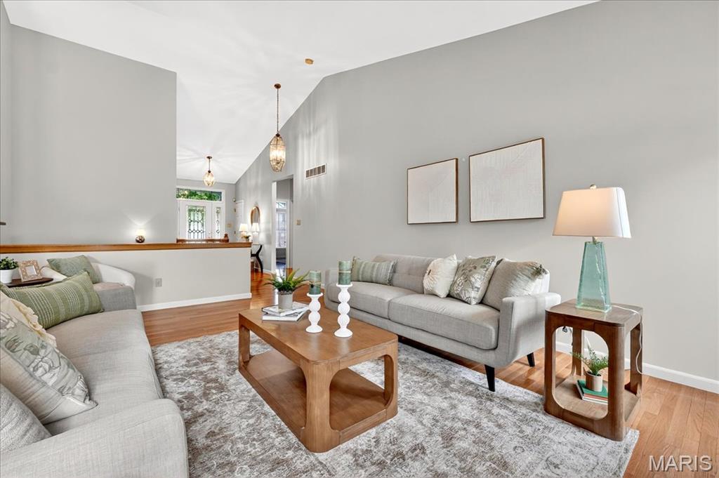 Oakville, Missouri 63129, United States, 3 Bedrooms Bedrooms, ,3 BathroomsBathrooms,Residential,Pending,227347