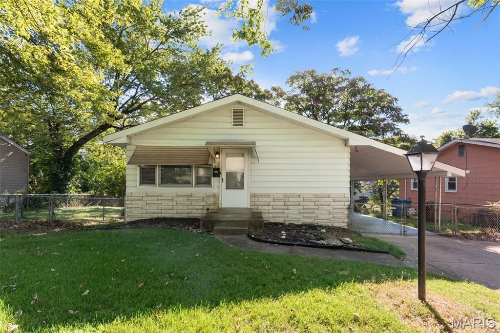 Photo of 610 Superior Drive, Ferguson, MO 63135 (MLS # 26003223)
