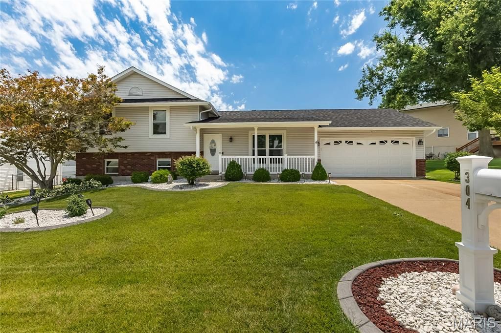 Photo of 304 Trailview Avenue, St Peters, MO 63376 (MLS # 26032999)