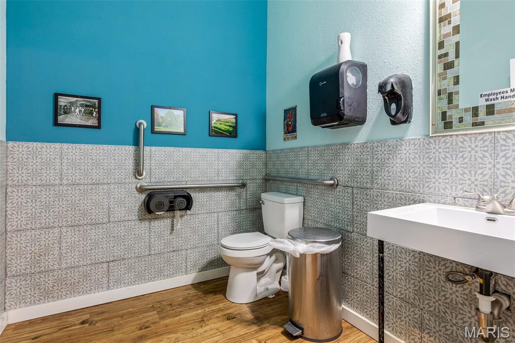 n/a - Commercial Sale