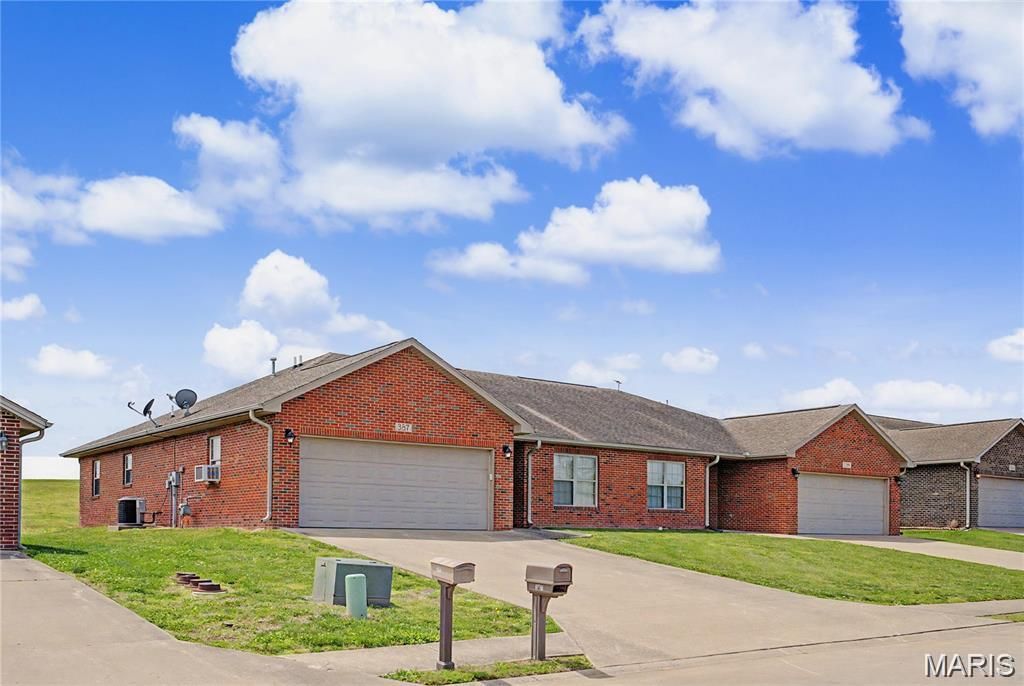 Photo of 387 W Deerwood Drive, Jackson, MO 63755 (MLS # 26030199)