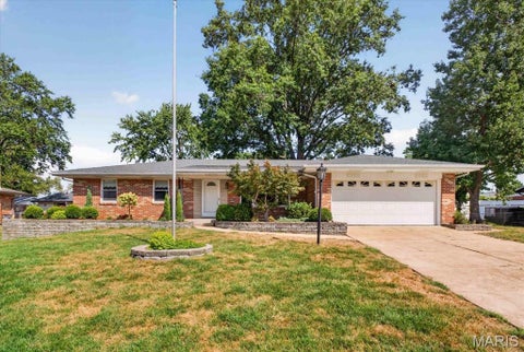 Photo of 5827 Pebble Oak Drive, St Louis, MO 63128 (MLS # 26034834)
