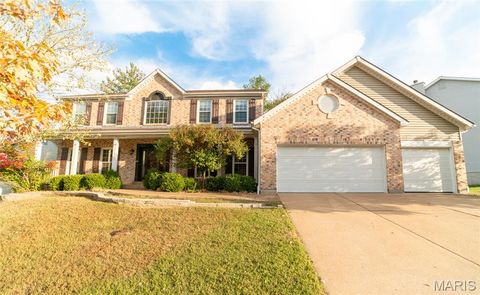 Photo of 570 Castle Ridge Drive, Ballwin, MO 63021 (MLS # 25070222)
