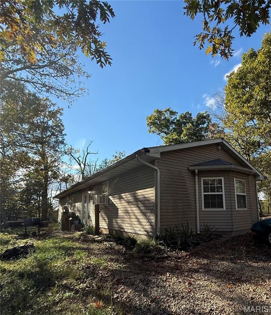 Secluded, efficient layout, One level home with a large bay window that lets in lots of natural light, plenty of room to roam and have a few animals!  Mostly wooded parcel, with path to a homemade campsite. Just 10 minutes from Rolla and about 2 miles from Highway 63.