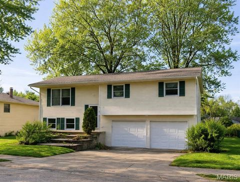 Photo of 921 Chancellor Drive, Edwardsville, IL 62025 (MLS # 25081942)