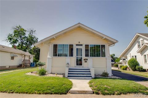 Photo of 840 E Ferguson Avenue, Wood River, IL 62095 (MLS # 26029997)