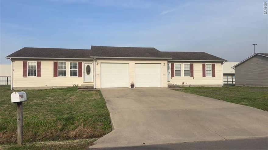 Duplex built in 2006 offering 1,788 total sq ft with two 2 bed, 1 bath units, each with a 1-car garage. Currently rented at $725/month per unit ($1,450 total monthly income).
Tenants pay utilities. Both units are on 1-year leases. Unit 701 features recently updated flooring, adding value and appeal.
Modern construction, steady income, and desirable location make this an excellent investment opportunity.