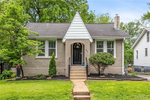 Photo of 886 Warwick Lane, Glendale, MO 63122 (MLS # 26024807)