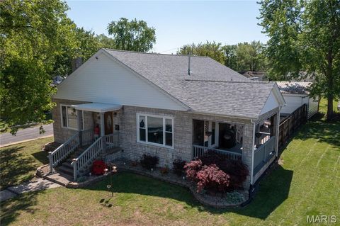 Photo of 433 E Main Street, Salem, IL 62881 (MLS # 26031929)