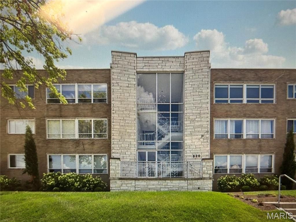 Photo of 520 S Brentwood Boulevard #2D, Clayton, MO 63105 (MLS # 26029593)
