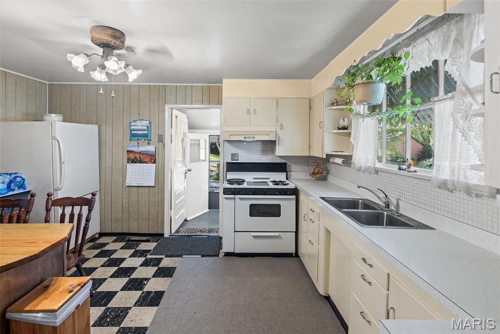 Collinsville, Illinois 62234, United States, 3 Bedrooms Bedrooms, ,1 BathroomBathrooms,Residential,Coming Soon,224962